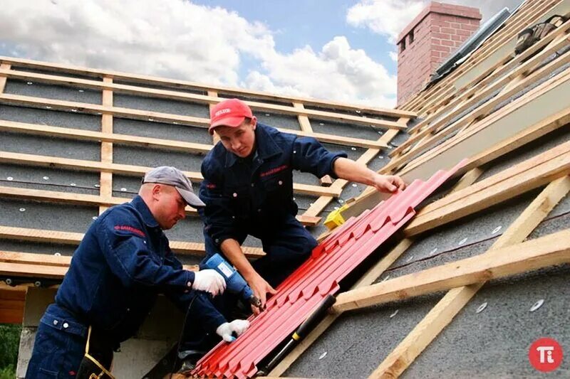 строители кровельщики. строители кровельщики. строитель на крыше. монтажник кровли. кровля крыши.