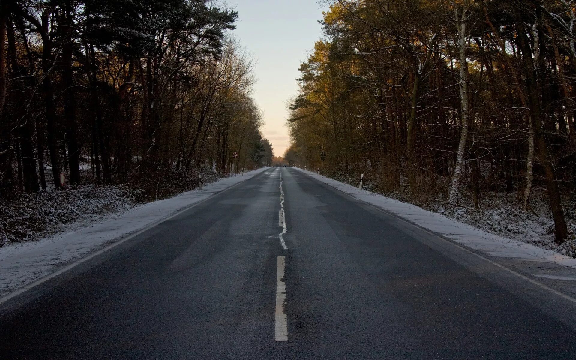 Дорога со старым. Зима дорога. Зимняя трасса. Обочина дороги зимой. Заснеженная обочина.