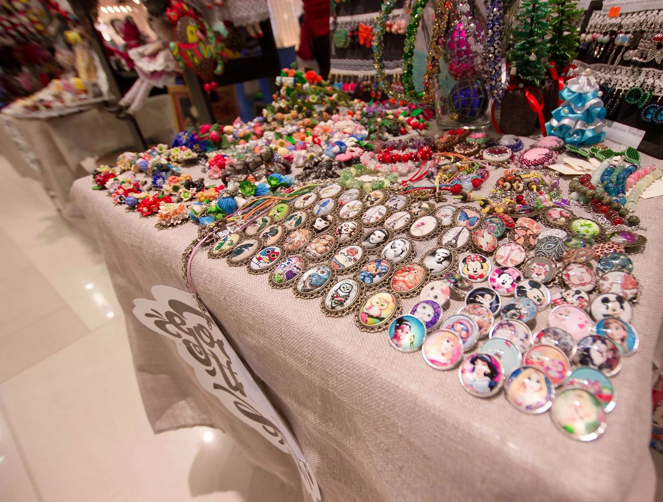 Ручные изделия. Лавка сувениров и подарков. Изделия ручной работы. Ярмарка хенд мейд. Сувенирная лавка.