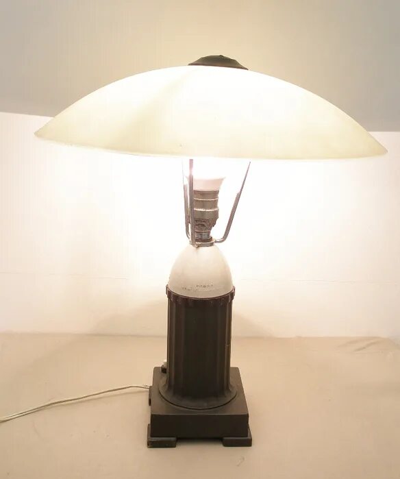 зажги настольную. натюрморт с настольной лампой. алкогольные настольные игры. игровое упражнение зажги лампу. настольная лампа горит.