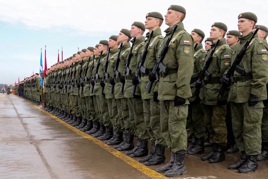 Правильный военный. Строй солдат. Военнослужащие в строю. Строй в армии. Солдаты в строю.