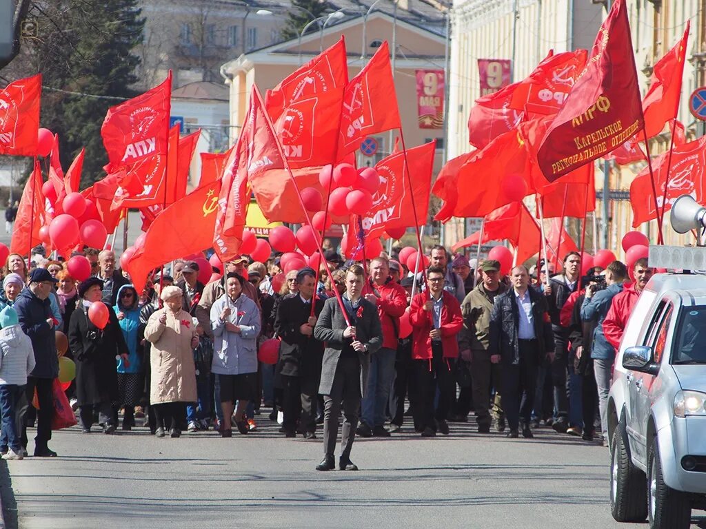 1 мая петрозаводск. Первомайская демонстрация. Демонстрация 1 мая. Первомай демонстрация. Демонстрация КПРФ.