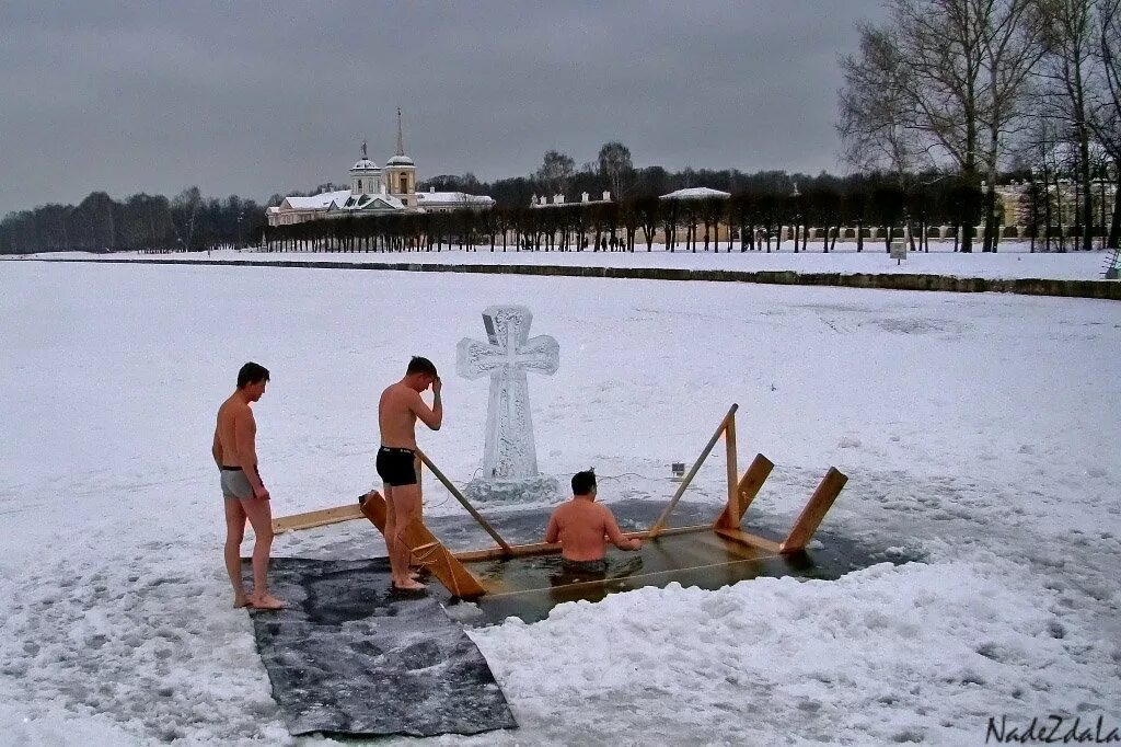 Купание в проруби. Крещение челябинск 2023. Купание в проруби. Почему крещение зимой а не летом. Крещение 19 января прорубь.