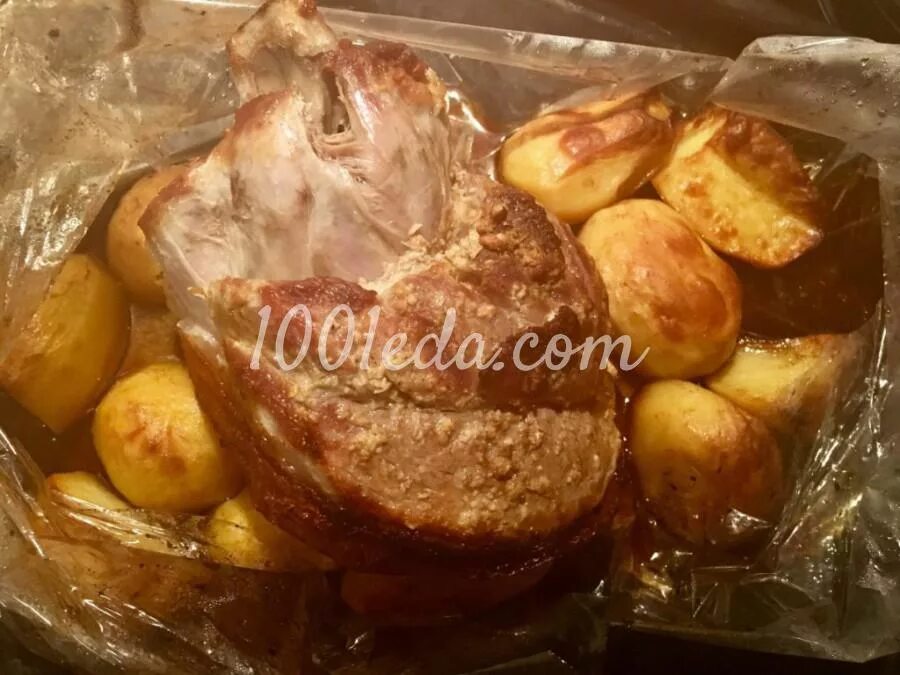 Запечь рульку в рукаве с картошкой. Рулька запечённая в духовке в фольге. Запечь рульку в рукаве с картошкой. Запечь рульку в рукаве с картошкой. Рулька свиная с картошкой в духовке рукаве.