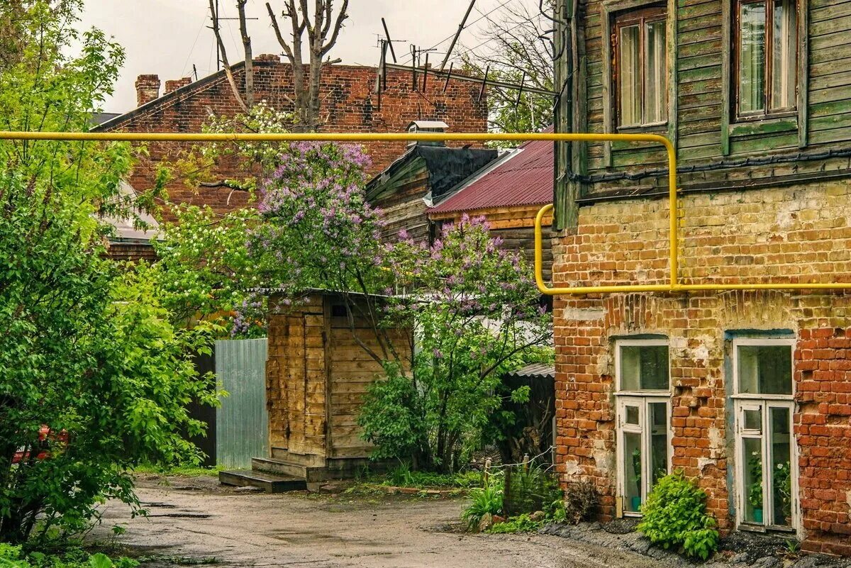 Домик на самой окраине песня. Самара старый город дворы. Самара ул Куйбышева двор. Старые Дворики Самары. Тихие улочки Краснодара.