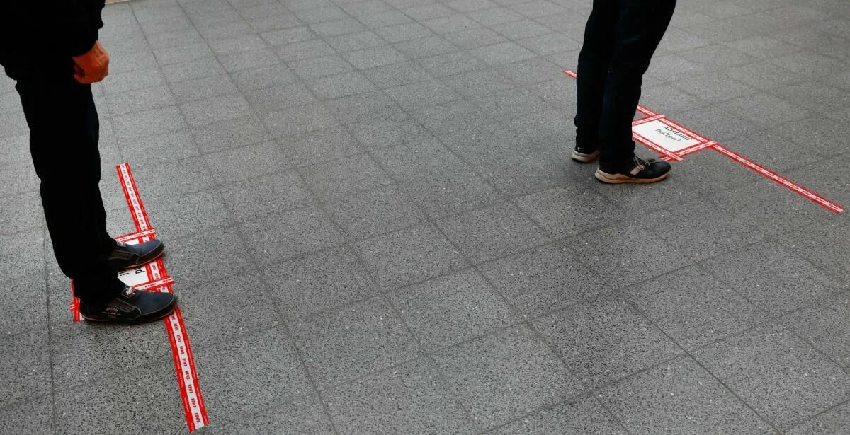 2 метра дистанции. Разметка дистанции. разметка для соблюдения дистанции. разметка соблюдай дистанцию. социальная дистанция 1.5 метра.