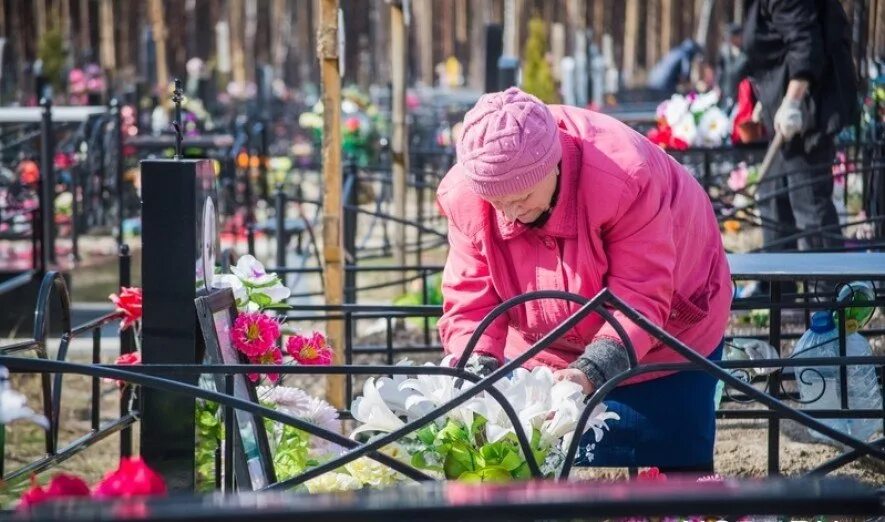 Радоница на кладбище. Родительский день на кладбище. Кладбище на Радоницу. Радоница пенза