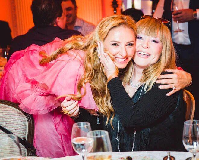 Алика смехова и татьяна навка. Навка была на вечеринке. Татьяна навка в колготках. Светская вечеринка. Татьяна навка трусы.