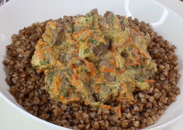 Готовим печень с луком и морковью. Печенка тушеная с луком и морковью. печень куриная в сметане с луком и морковью. печень с луком и морковью в соусе. подливка из печенки с луком и морковкой.
