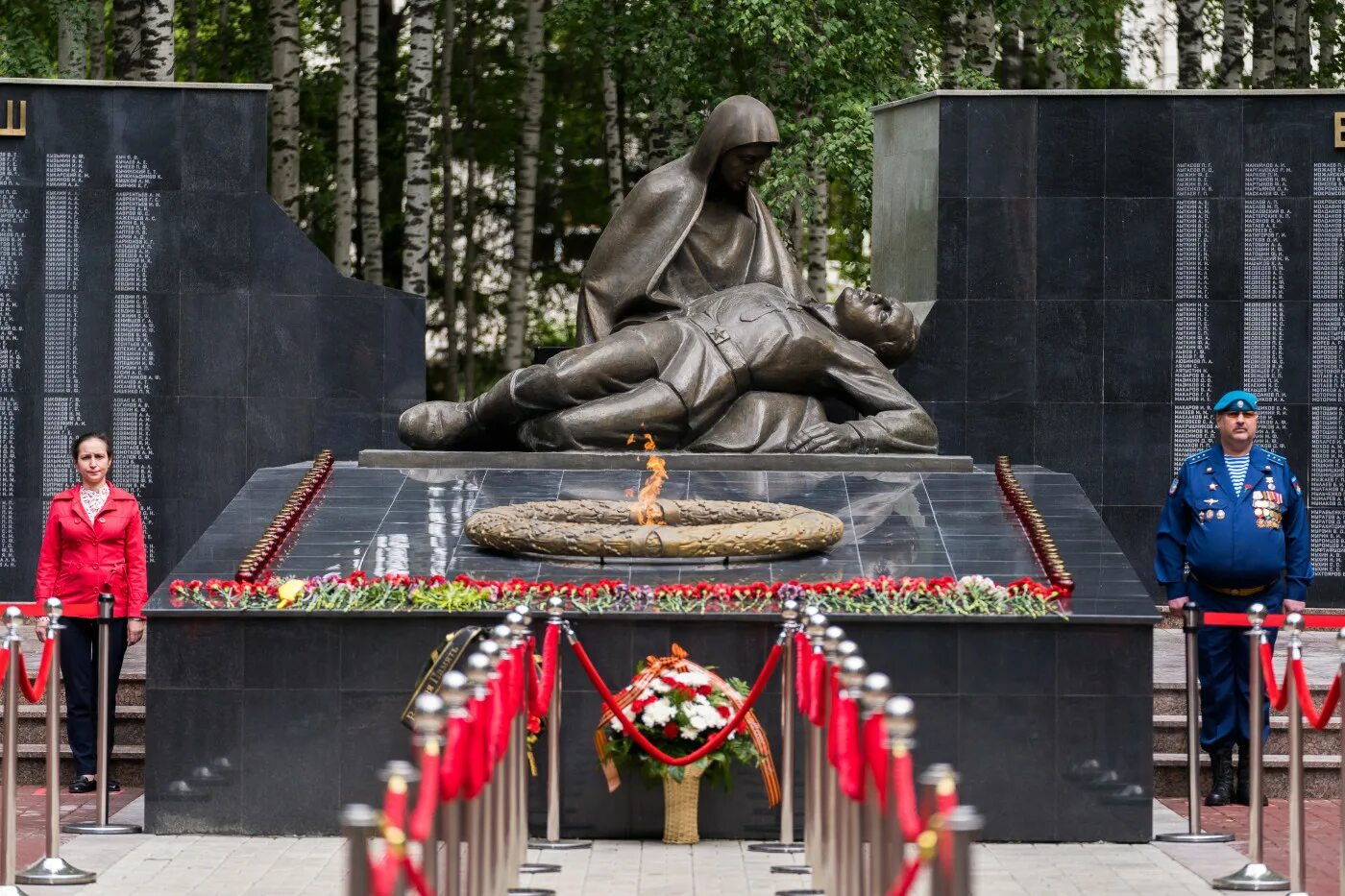 Вечный огонь Ханты-Мансийск. Парк Победы Ханты-Мансийск. Мемориал славы Ханты-Мансийск. Мемориал славы ХМАО. Вечная память павшим в великой отечественной войне