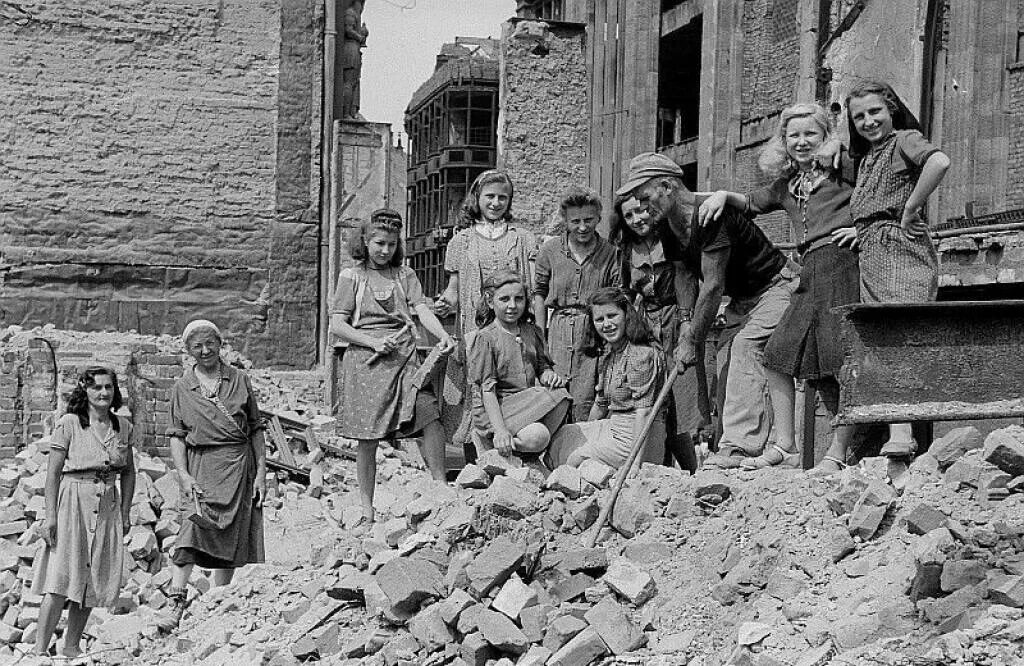 Женщина после второй мировой. Берлин 1945 мирные жители. Женщины Германии после войны. Женщины Германии после второй мировой войны.