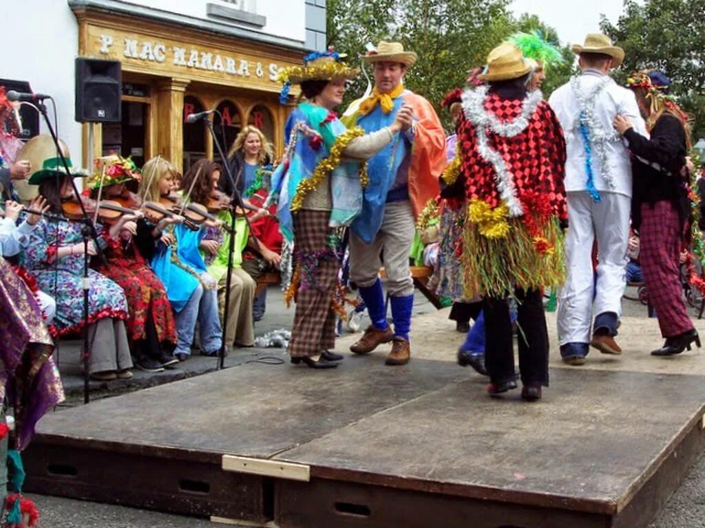 Культура Ирландии. День крапивника Ирландия. St. Stephen's Day the Wren boys. St. Stephen's Day in Wales. Irish traditions