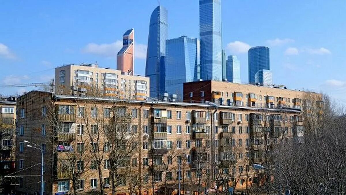 Москва сити и пятиэтажки. Москва сити с дорогомиловской. Хрущевки рядом с москва сити. Москва сити и пятиэтажки. Москва сити контраст.