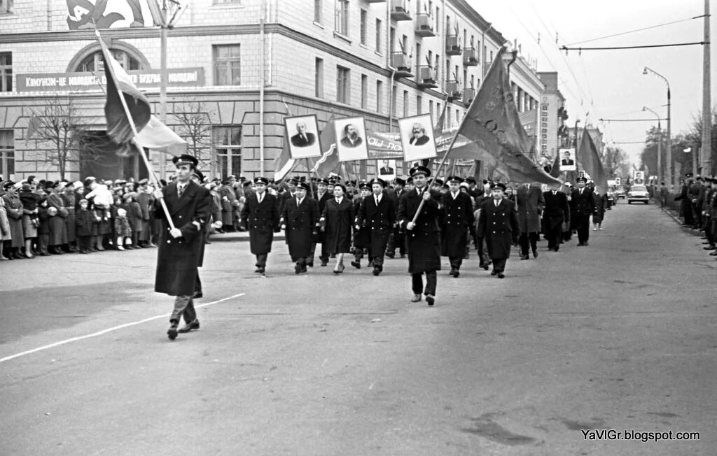 В каком году октябрьская. Октябрьской революции 205. 27-Й годовщина Октябрьской революции 1944 фото.