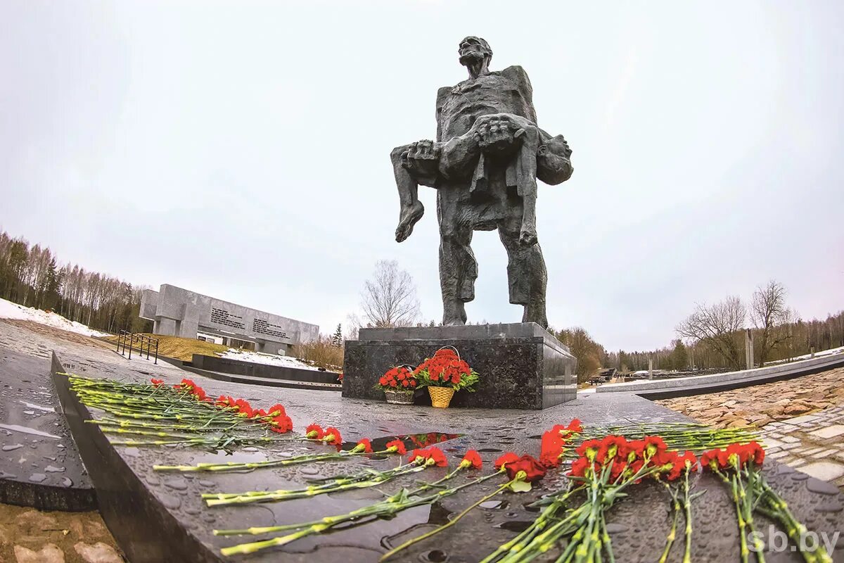 Хатынь мемориальный комплекс. Мемориальный комплекс Хатынь Беларусь. Мемориал деревни Хатынь.