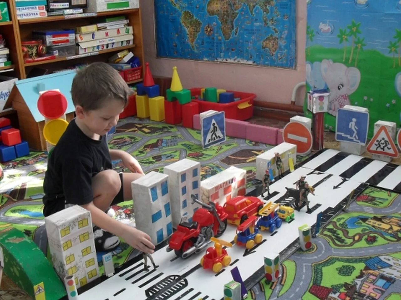 макет дорожного движения. макет дорога в детский сад. дидактическое панно. макеты для дошкольников. макет детского сада своими руками.