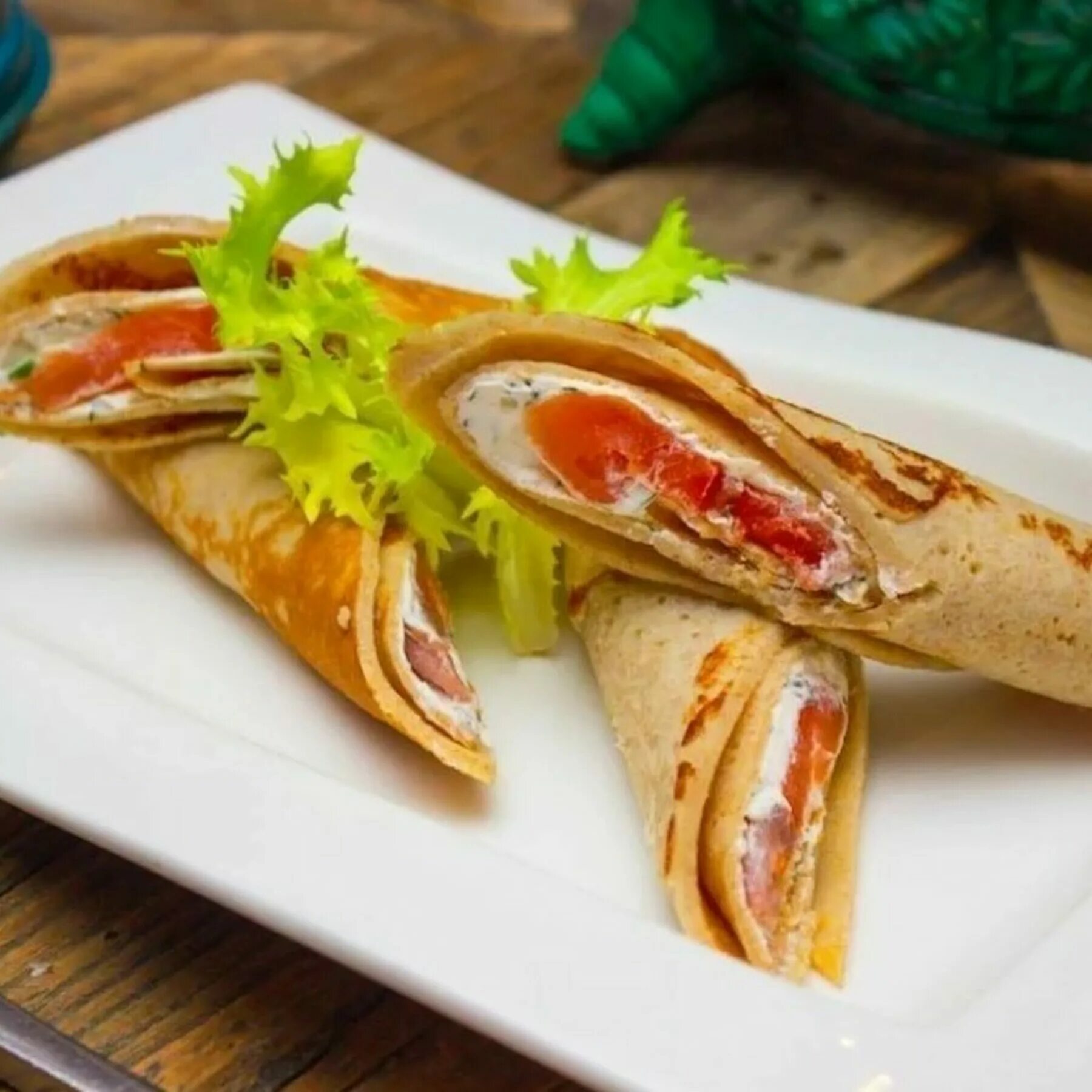 Блинчики с семгой и сливочным сыром. Блины с семгой. Блинчики с семгой. Блины с лососем и сыром. Блины с лососем и сыром.