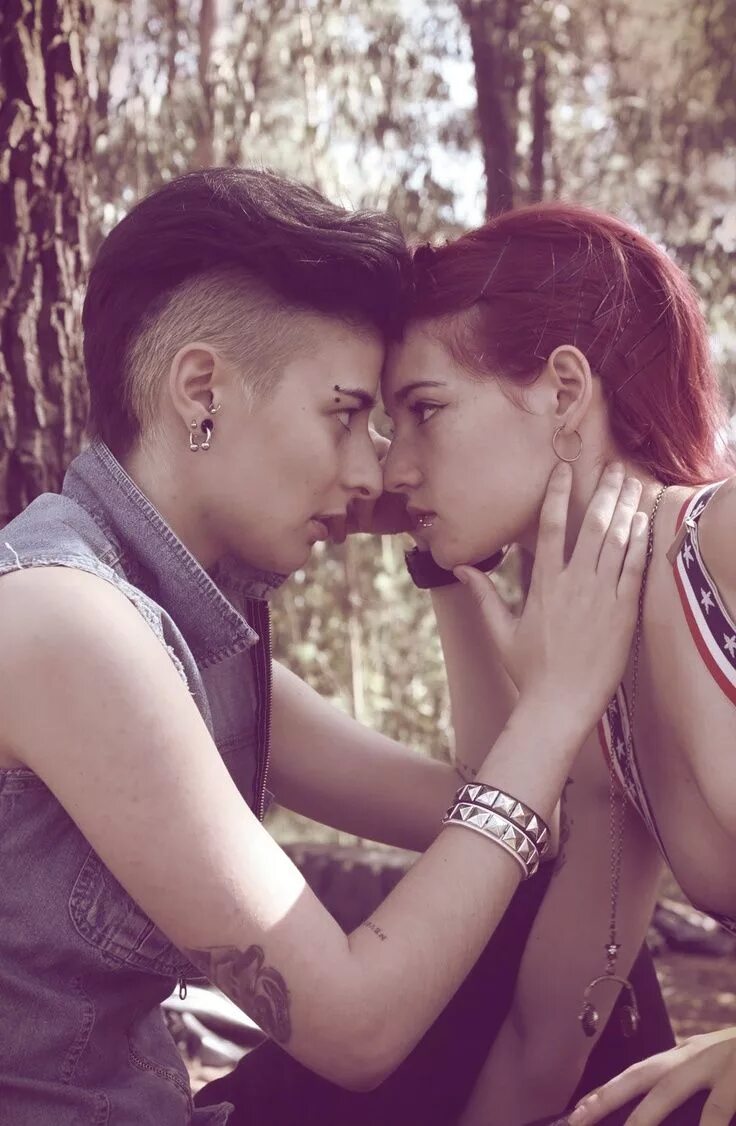 Some lesbian. Буч фем Дайк. Буч и фем пара. Две влюбленные девушки. Красивые лесбийские пары.