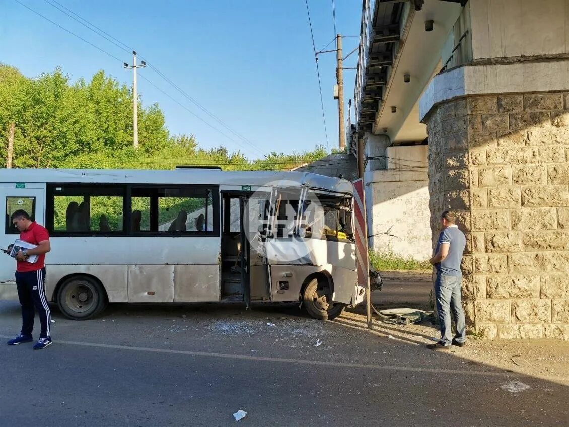 Тула дтп автобус. Автобус 162 тула. автобус врезался в опору моста. фото аварии общественного транспорта в туле.
