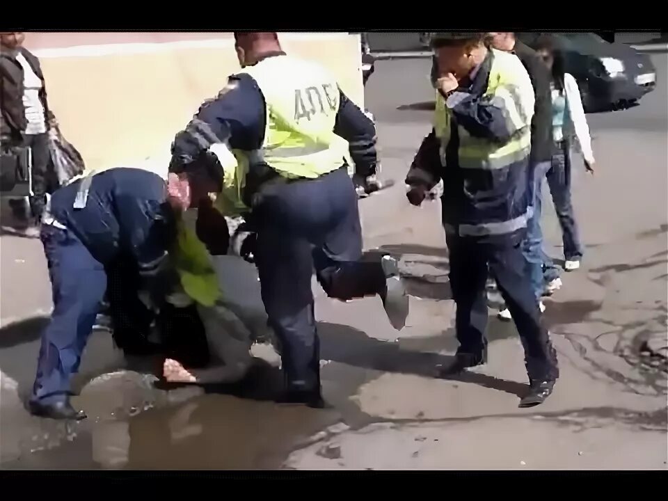 В новосибирске полицейский застрелил азербайджанца видео. Инспекторы дпс новосибирск. Полицейский застрелил парня. Полицейский застрелил в новосибирске. Дпс застрелил азербайджанца.