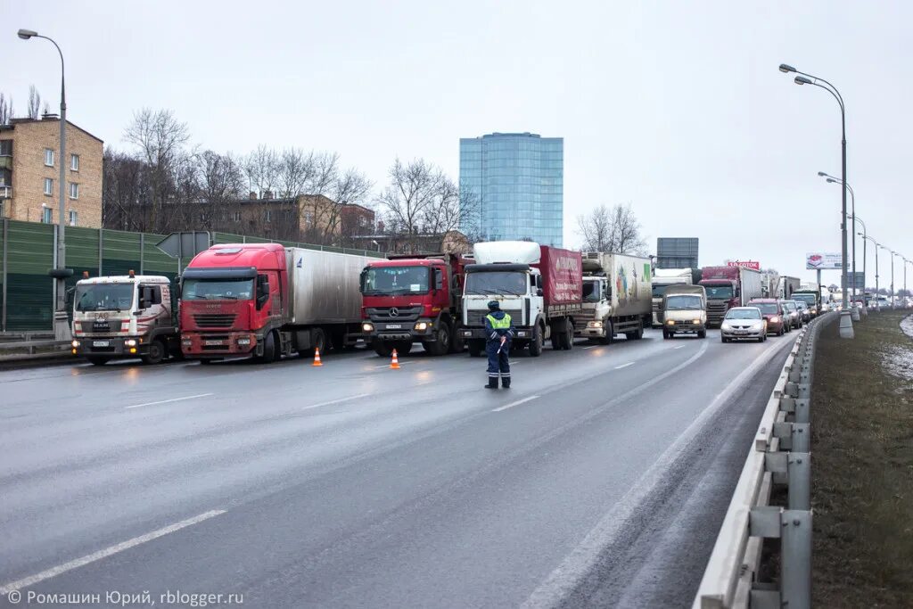 Почему перекрыт мкад сейчас. Фуры перекрыли мкад. Почему перекрыт мкад сейчас. Авария на мкаде сейчас на внутренней стороне. Пробки на ярославке.