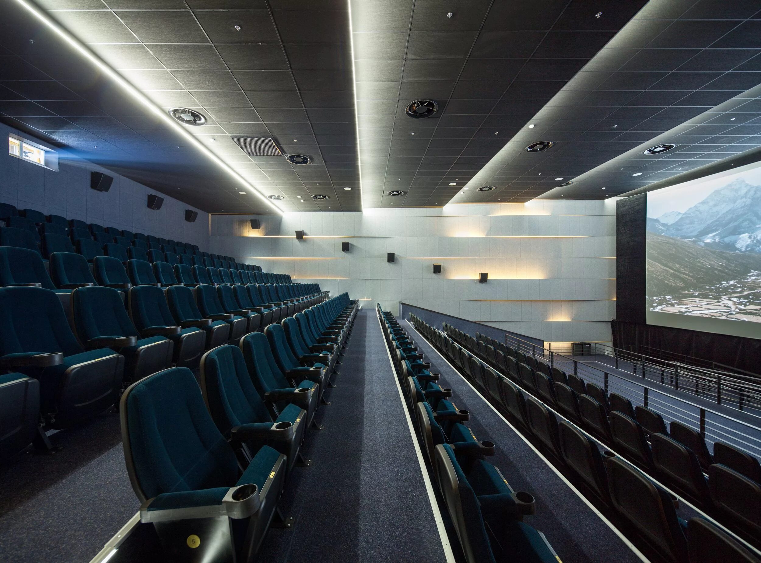 Как выглядит кинотеатр внутри. Кинотеатр «multiplex, трц &quot;атмосфера&quot;. интерьер кинотеатра. интерьер зала кинотеатра. кинотеатр зал интерьер.