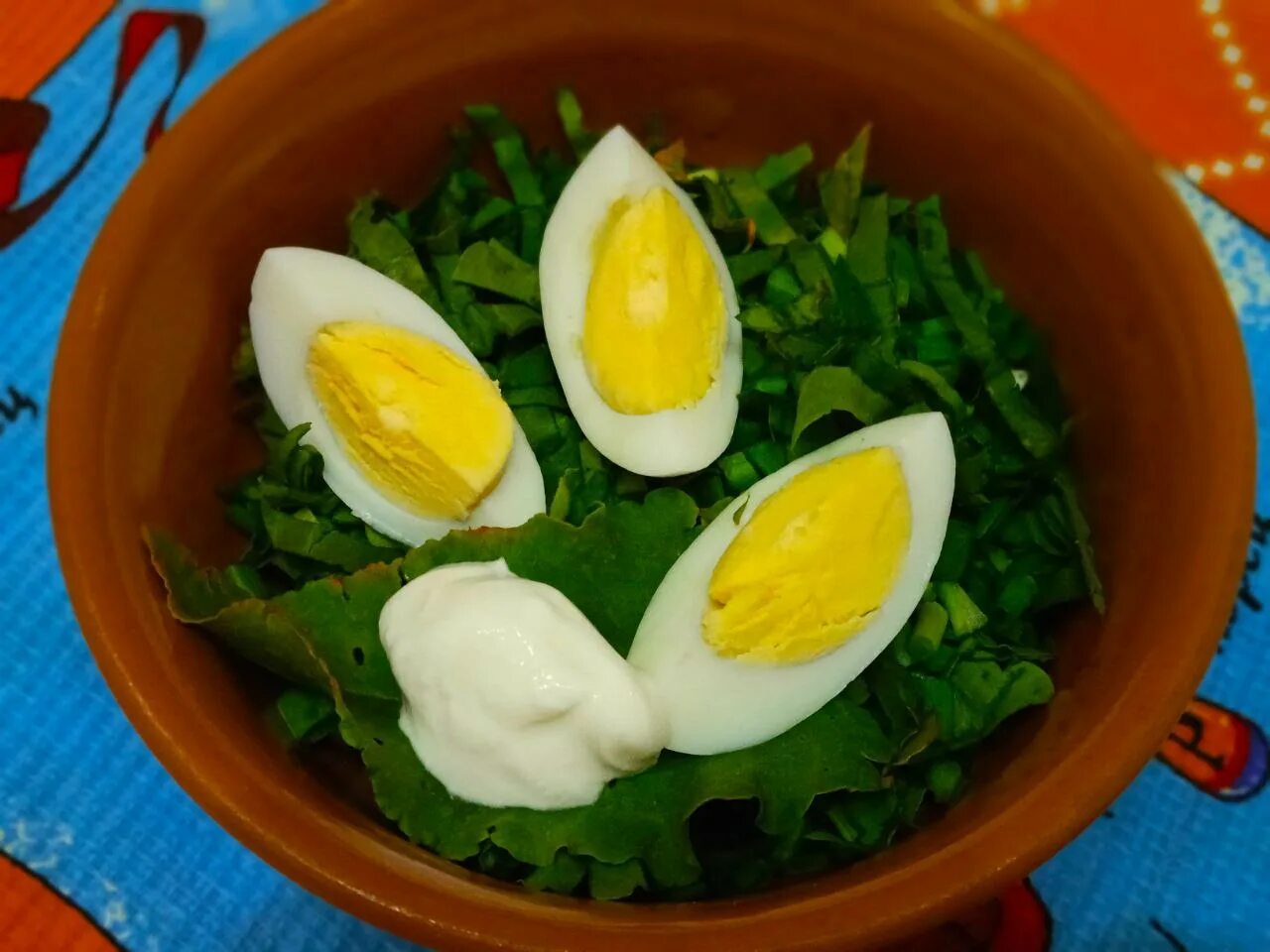 Салат с зеленым луком и яйцом