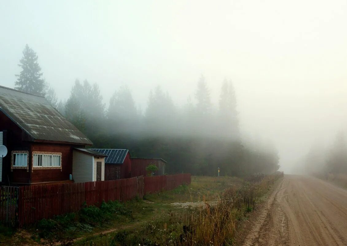 Домики вдали. Дома у дороги. Дорога в деревне. Домик у дороги минус. Фотокто домик у дороги.