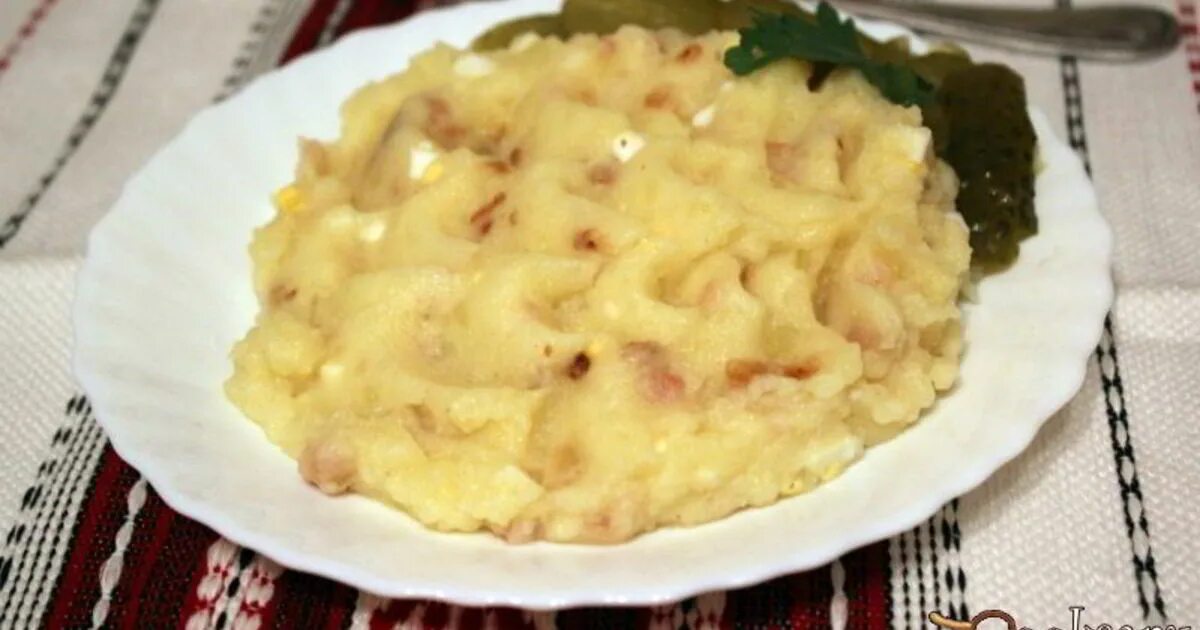 Пюре с яйцом на сковороде. Картофельное пюре с яйцом. пюре с жареным луком. яичница с картошкой пюре. картошка пюре с луком.