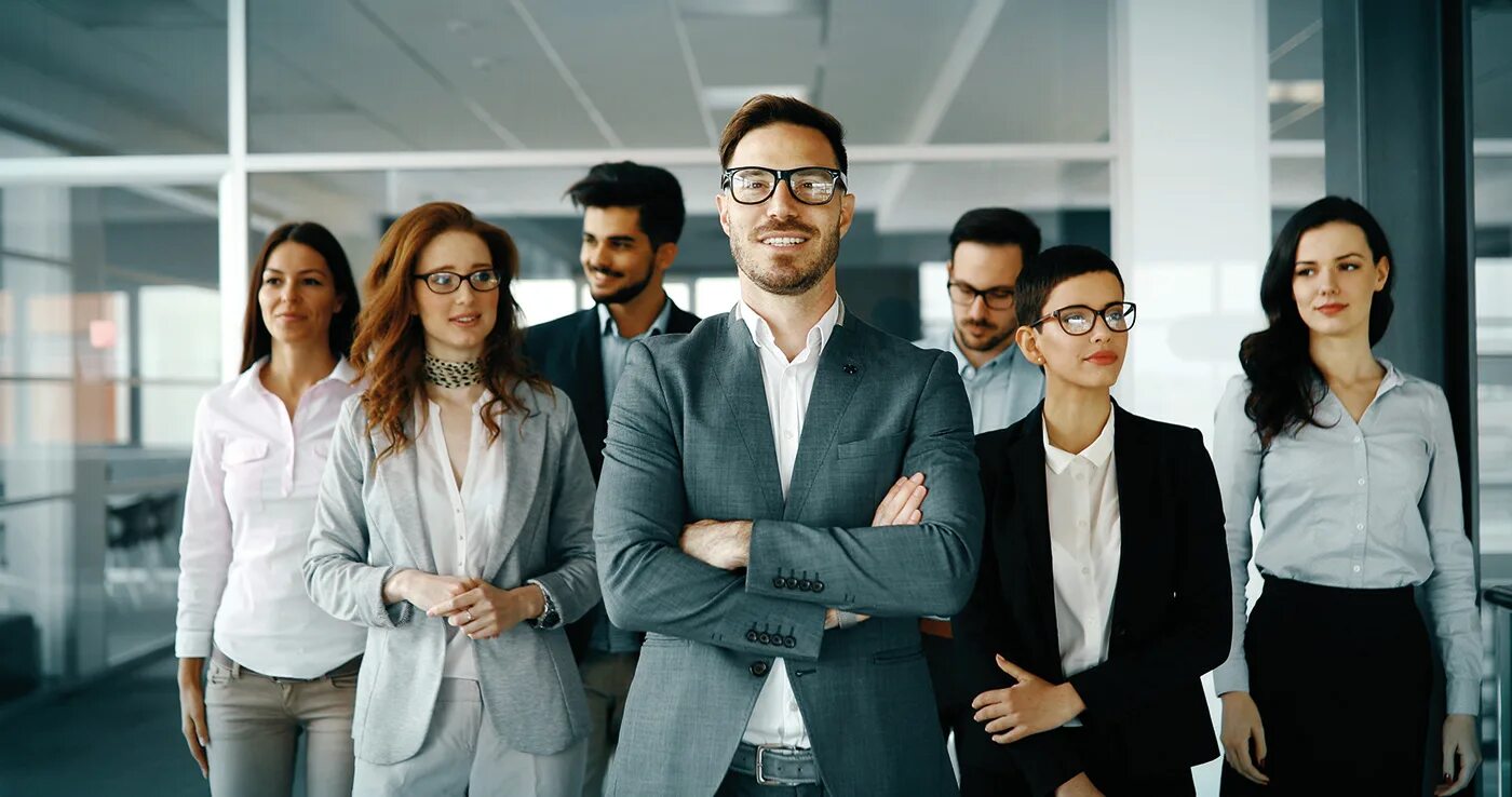 Сотрудники вместе. Групповой бизнес портрет. Corporate people. Мысли бизнесмена. Corporate people.