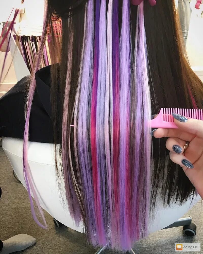 наращивание цветных прядей волос. нарощенные пряди на темных волосах. нарощенные пряди. нарощенные цветные пряди.