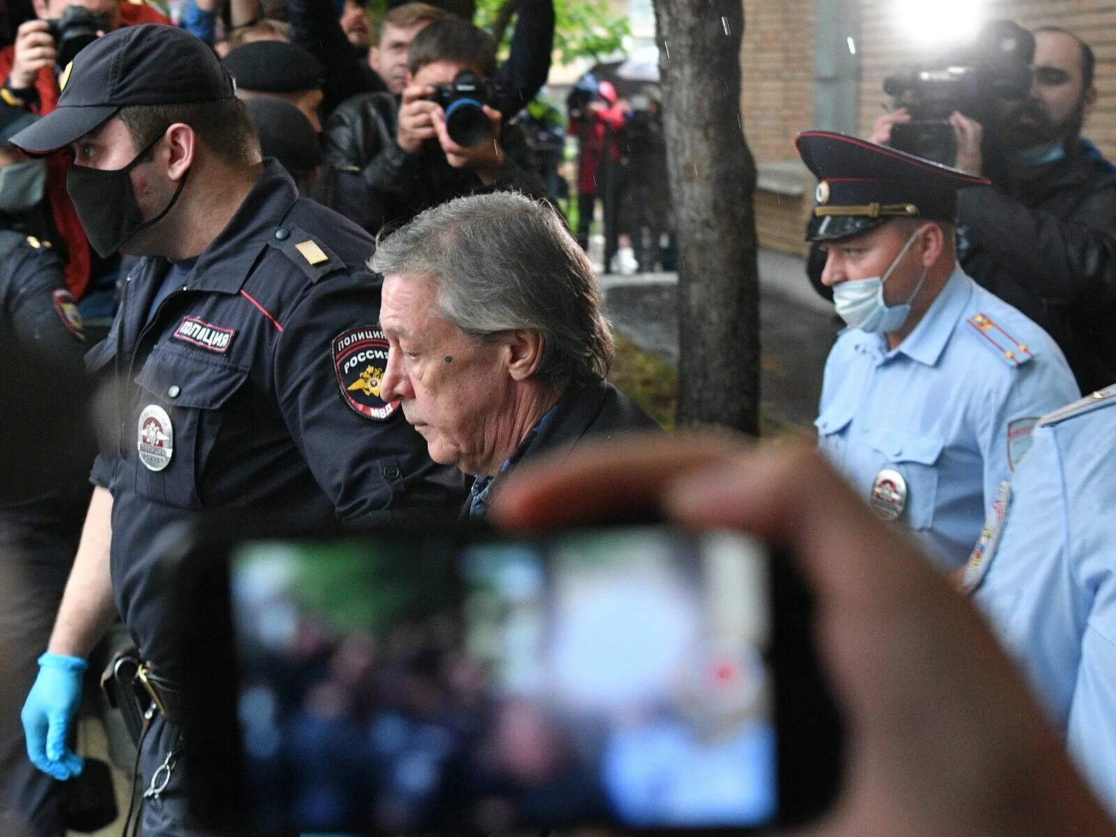 Ефремова вынесли на носилках. Артист ефремов в тюрьме. Госпитализация ефремова. Михаил ефремов суд. Госпитализация ефремова.