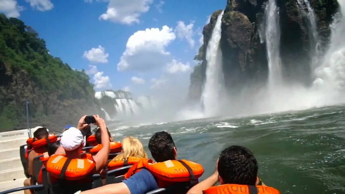 Водопад лодка. Экскурсия Макуко-сафари Бразилия. Waterfall Boat trips Iguazu Falls. Летний экстрим в Азербайджане. Катер водопад