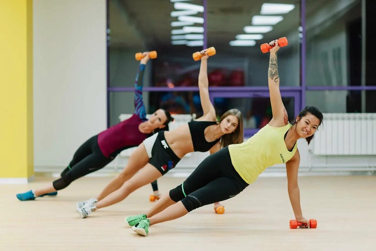 Силовая аэробика. Фитнес центр. Групповые занятия. Степ-аэробика step-interval. Аэробный комплекс.