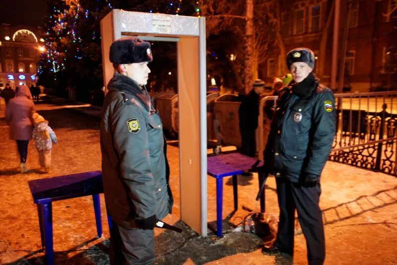 Нарушение общественного порядка в доме. Нарушение общественной безопасности. новый год охрана общественного порядка. полицейский по охране зданий овд. дежурство полиции в новый год.