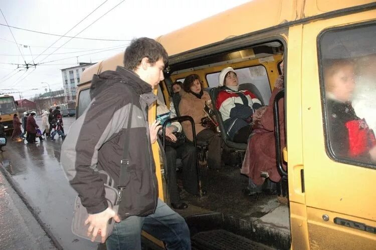 Почему тошнит в автобусе. Ссора в автобусе. люди садятся в автобус. люди садятся в микроавтобус. рвота в автобусе.