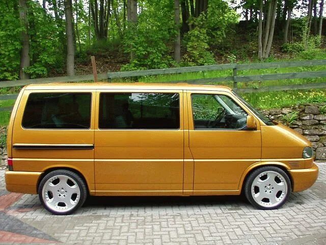 Белоруссия фольксваген т4. Volkswagen t4. Volkswagen Transporter t4 желтый. Фольксваген т4 в желтом цвете. Фольксваген т4 сбоку.