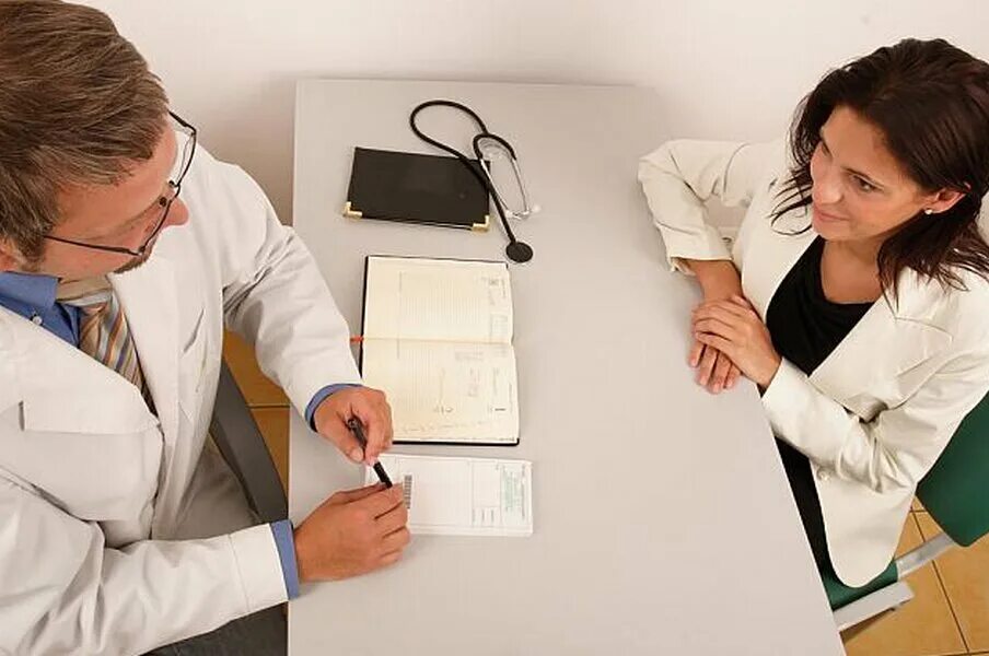 модели врача. модели врач пациент. модели врача. белый халат. девушка в медицинском халате.