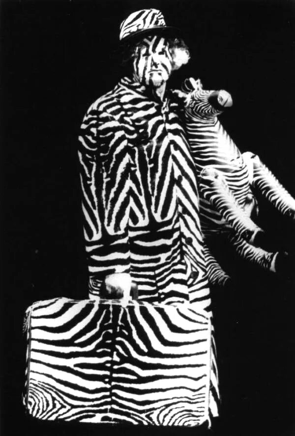 Цирк невидимых детей. Цирк невидимка. Цирковое искусство маски. Цирк человек невидимка. Цирк невидимка.