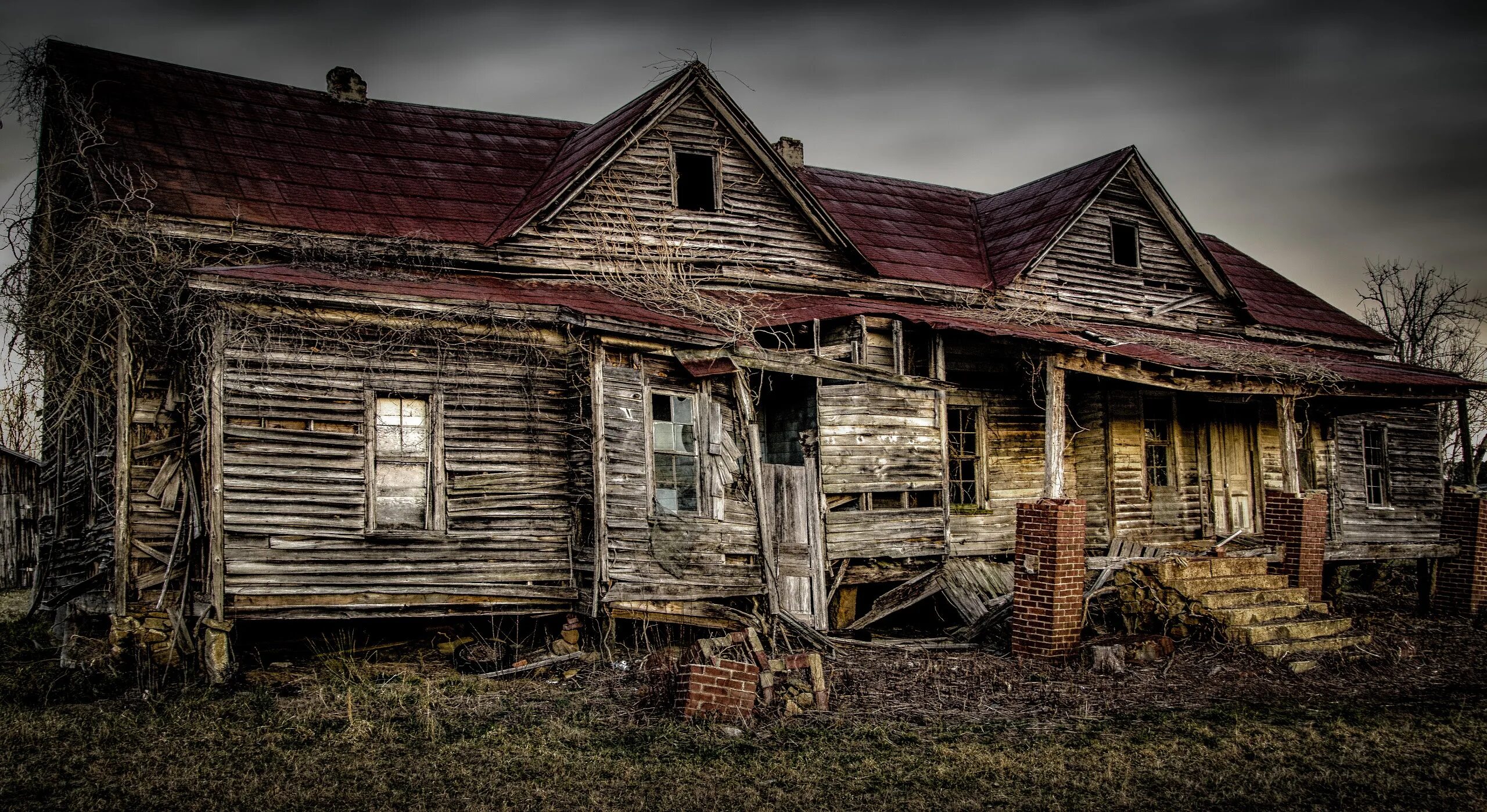 Заброшенный поселок деревня полуразрушенная. Заброшенный деревянный дом. Старый деревянный дом. Старый заброшенный деревянный дом.