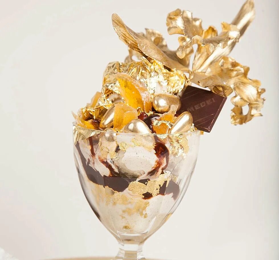 Дорогой десерт. Сандей «Frrrozen Haute Chocolate», $25000. Мороженое Golden Opulence Sundae. Сандей «Frrrozen Haute Chocolate». Десерт Frrrozen Haute Chocolate.