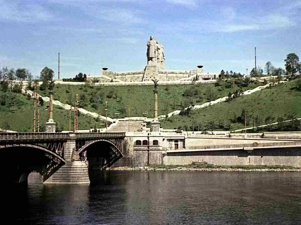 Памятник сталину в праге. Памятник сталину в праге 1955. статуя сталина в праге. памятник сталину в праге фото.