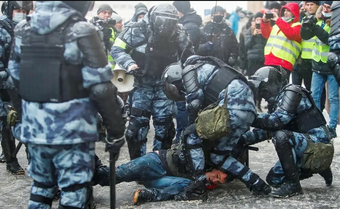 Новости что творится в россии. Омоновцы избивают протестующих. ОМОН против митингующих.