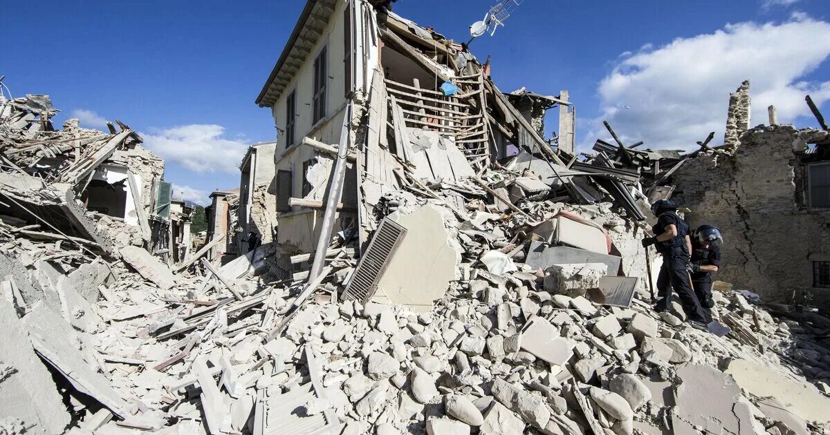 Землетрясение в м. Разрушенное здание. Разрушенный дом. ZEMLETRESENI.