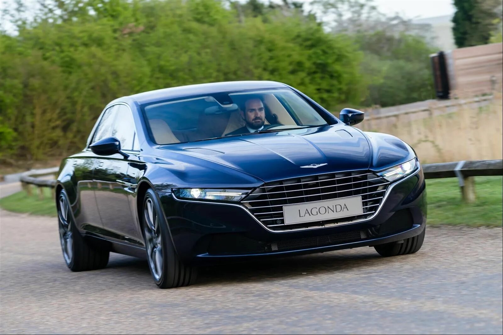 Aston Martin седан 2023. Aston Martin Lagonda 2023. Топ машин 2023 год