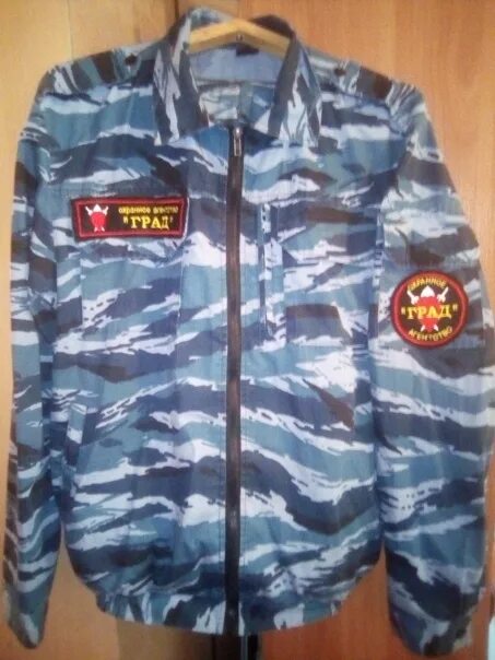 Куртка охрана с нашивкой. Нашивка шевронов на форму охранника. Расположение нашивок на форме охранника правильное. Нашивки на форменную куртку охранника. Охрана шевроны на куртку.