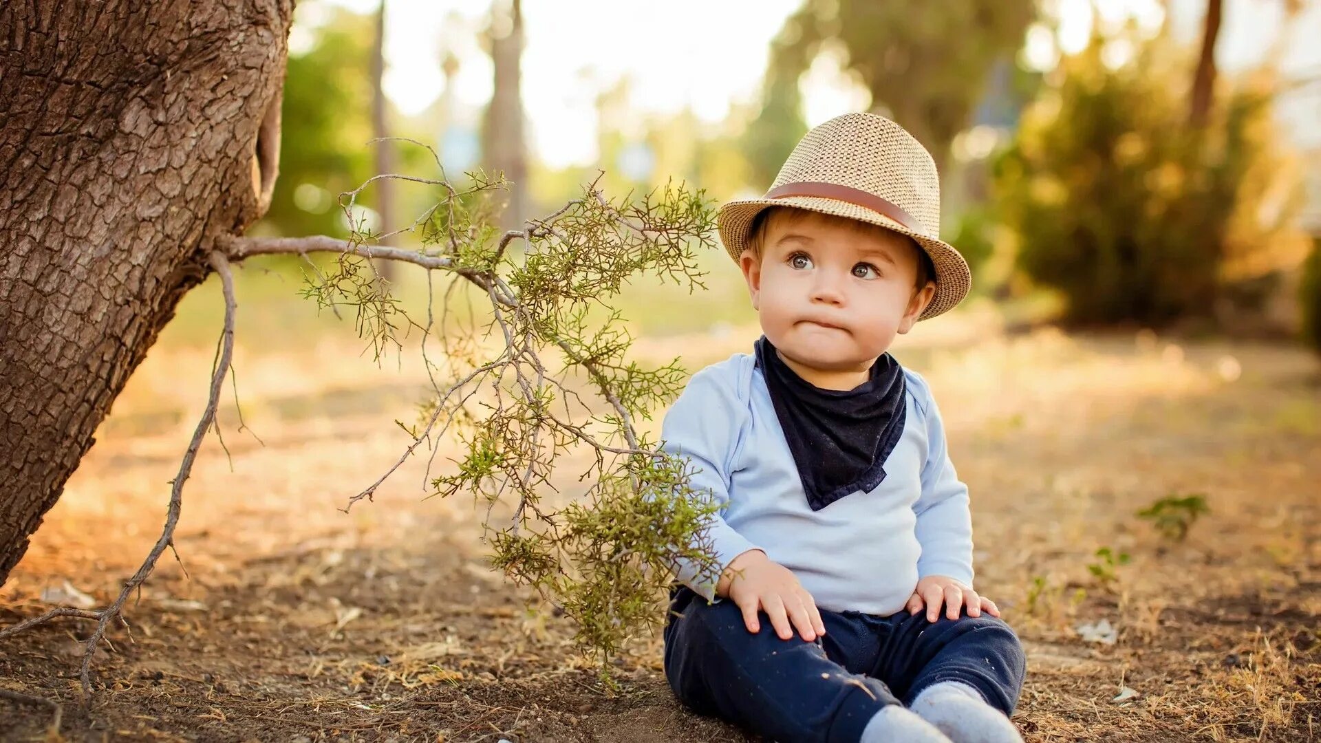 Соломенная шляпа для малыша. Маленький мальчик в шляпе. Фотосессия малыша в соломенной шляпе. Фотосессия мальчик в соломенной шляпе. Очаровательный мальчик