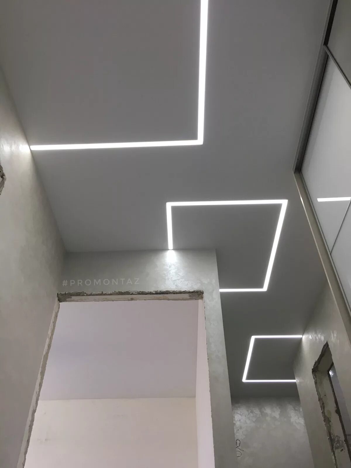 Световые линии в коридоре на натяжном. Световые линии в коридоре на натяжном. Световые линии на натяжном потолке в коридоре. Световые линии в коридоре на натяжном. Потолок световые линии в коридор.