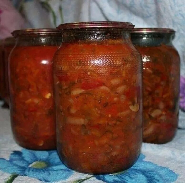 Лобио из фасоли на зиму. Фасоль с овощами на зиму. Фасоль с томатами и перцем на зиму. Салат с фасолью на зиму. Салат из баклажанов и фасоли на зиму.