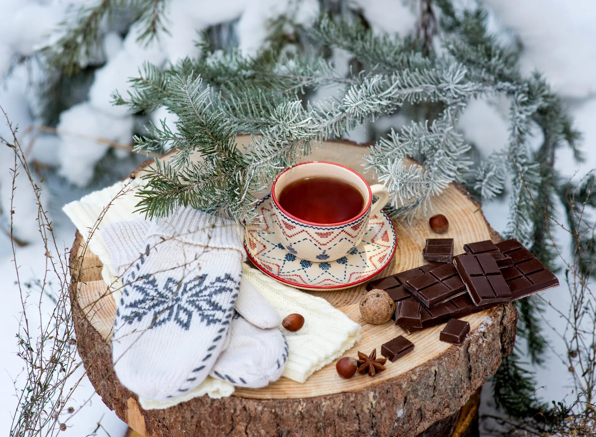Кофе на снегу. Чай зимний. Новогоднее чаепитие. Чай зимний. Кружка чая на снегу.